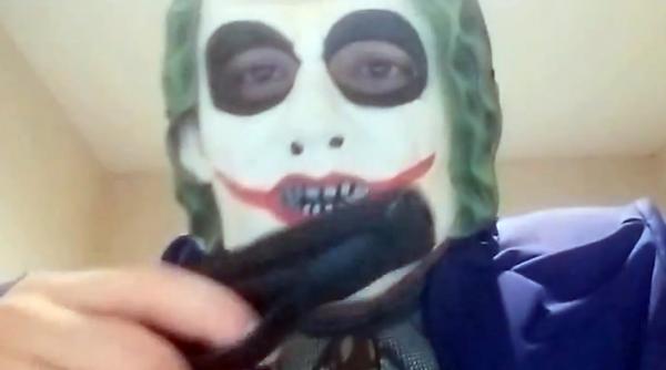 barbat deghizat in joker ameninta ca va ucide un arab in fiecare saptamana