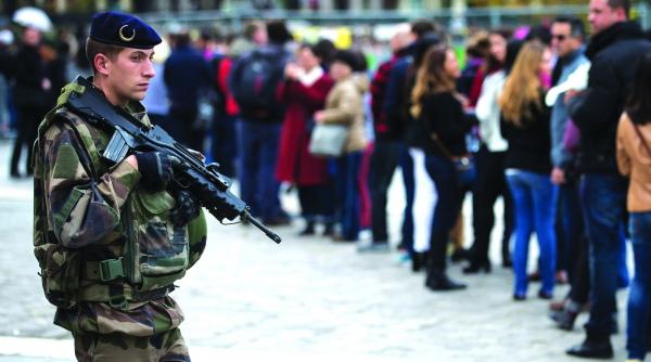 cheltuieli de aparare franta muta accentul de pe austeritate pe securitate