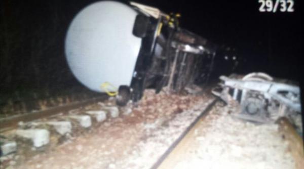 accident grav la brasov un tren plin cu motorina a deraiat traficul este blocat