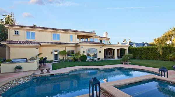 charlie sheen intentioneaza sa vanda doua din cele trei vile din beverly hills