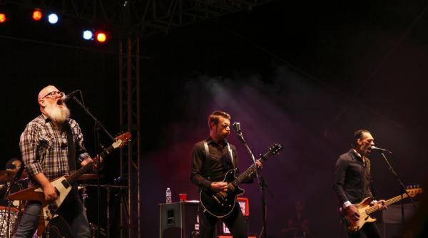 membrii trupei eagles of death metal vorbesc pentru prima data despre atentatul de la bataclan