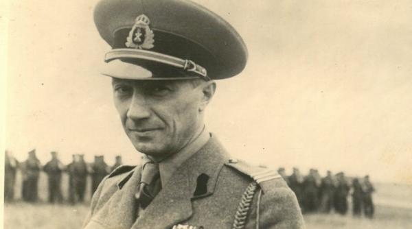 o fotografie inedita cu pastorel teodoreanu militar si multe altele la muzeul literaturii din iasi