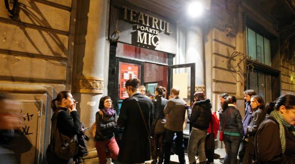 inca un teatru din bucuresti isi suspenda activitatea