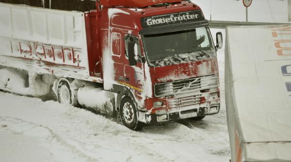 prima ninsoare autostrada sibiu orastie este blocata dupa ce un tir a derapat