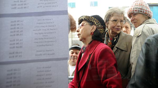 batranii se imprumuta si 15 lei de la car