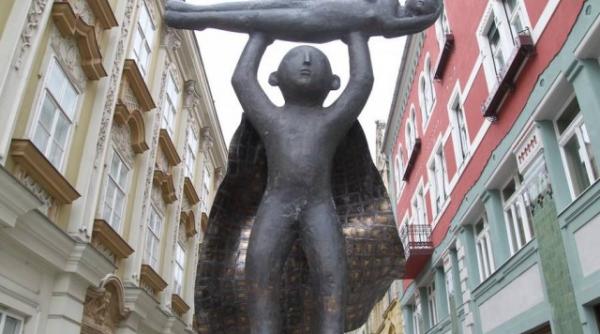 centrul renovat al timisoarei incepe sa se umple de orori aristice