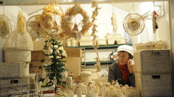 targul de craciun al capitalei s a deschis in piata universitatii