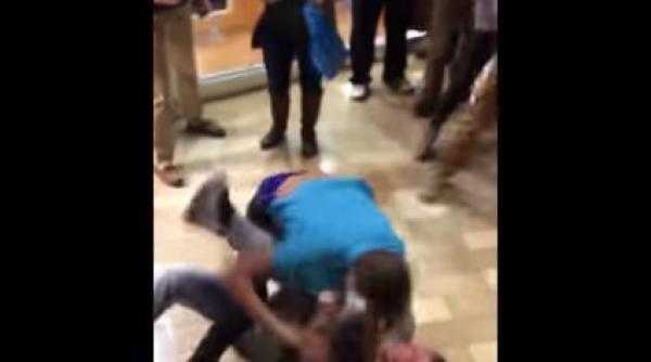 video pumni si palme de black friday intr un centru comercial