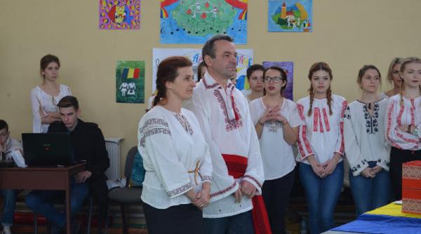 elevi si profesori au lasat uniformele scolare si sacourile si au venit la scoala imbracati in costume populare