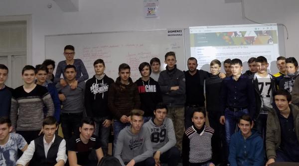 elevii de la mecatronica voluntari in proiectul casa share initiatorul acestuia a predat o lectie de antreprenorat unor elevi de la fostul sau liceu