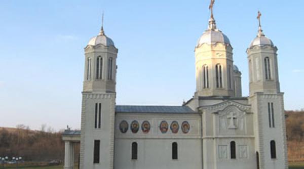 mii de credinciosi s au rugat la manastirea pestera sfantului apostol andrei