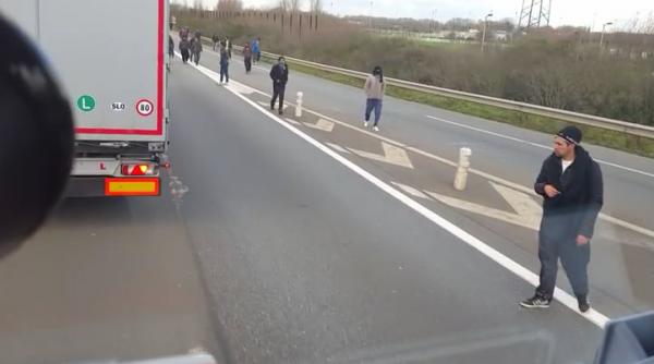 video situatia insuportabila din calais soferii de camion vs refugiatii