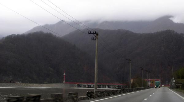 infotrafic dn 7 blocat pe ambele sensuri intre calimanesti si brezoi din cauza unor caderi de bolovani