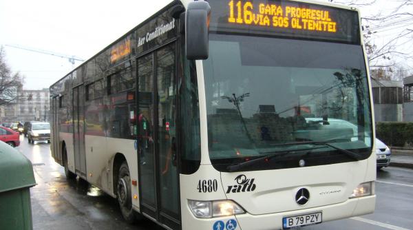 accident stupid in bucuresti un capac de canal a gaurit podeaua unui autobuz ratb si a ranit o pasagera