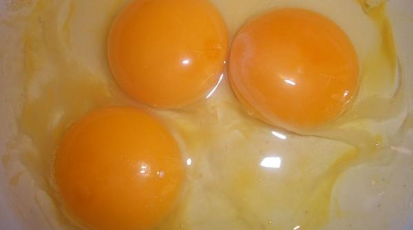 puteti face diferenta intre ouale din supermarket si cele crescute natural