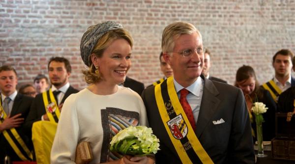 video regii belgiei au ajuns tinta criticilor vehemente ce faceau in timp ce tara ajunsele la nivelul maxim de alerta