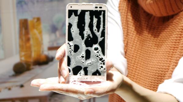japonezii au facut primul smartphone care poate fi spalat cu apa si sapun