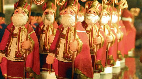 ce aduce mos nicolae dulciuri sau nuieluse