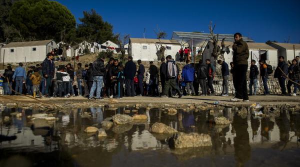 migranti blocati la frontiera greco macedoneana i au atacat cu pietre pe cei lasati sa treaca granita