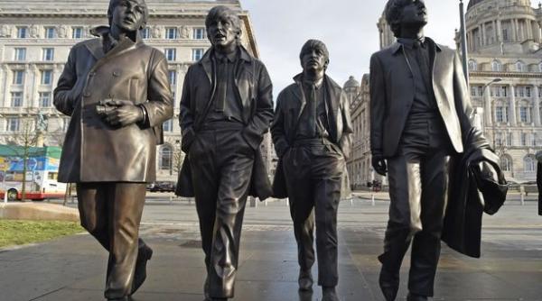trupa beatles are statuie la loverpool