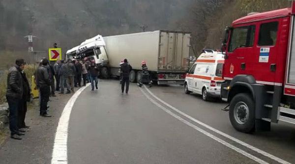 accident auto pe valea oltului traficul este complet blocat