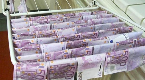 de ce pluteau 100 000 de euro in apele dunarii