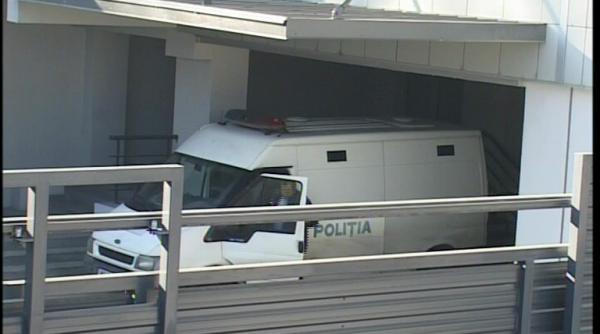 ex primarul iasiului gheorghe nichita a scapat de un proces si s a ales cu altul a fost adus cu duba incatusat la proces