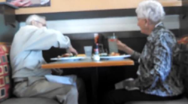 video cum se distreaza doi bunici intr un restaurant