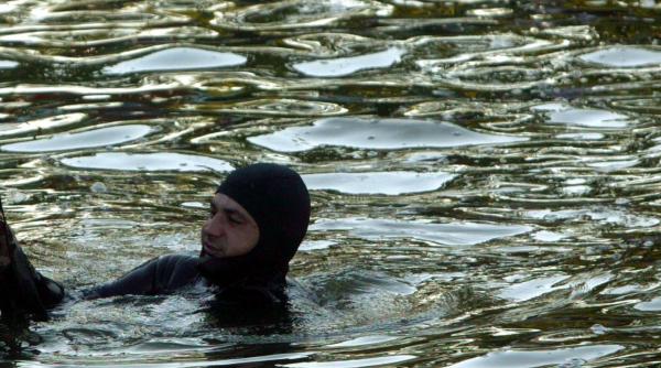 scafandrii isu giurgiu cauta o fetita care s ar fi inecat in raul arges