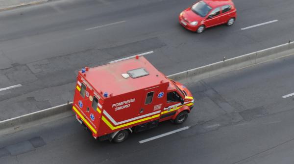 adolescenta in stare grava dupa ce a cazut de la etajul 7