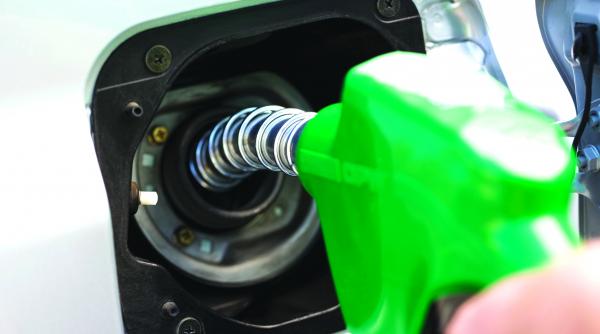 preturile carburantilor scad timid la pompa in romania