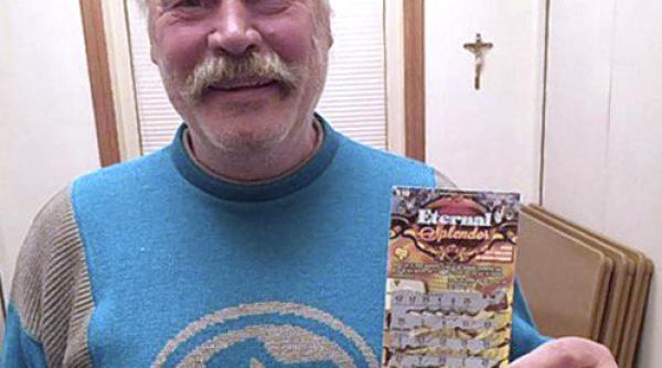 un barbat fara adapost a castigat la loto 500 000 de dolari