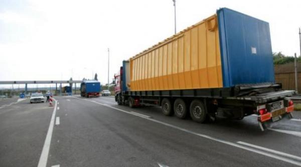 un camion plin cu seminte de floarea soarelui s a rasturnat pe centura brailei