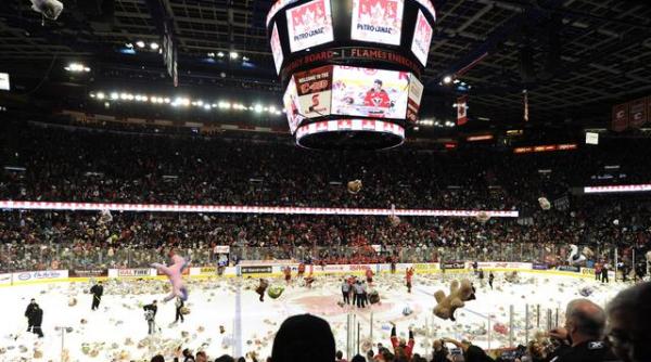 video ploaie cu ursuleti de plus in timpul unui meci de hochei mai mult de 28000 de jucarii aruncate pe gheata