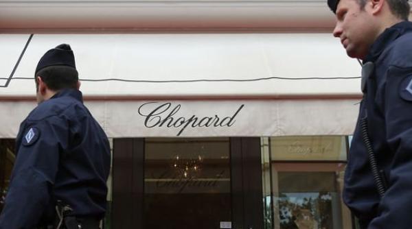 jaf armat in miezul zilei la paris bijuterii chopard in valoare de 1 milion de euro furate de un barbat