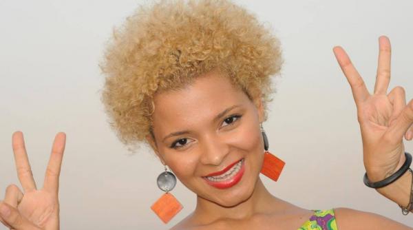 a pus motivele romanesti pe tunicile africane