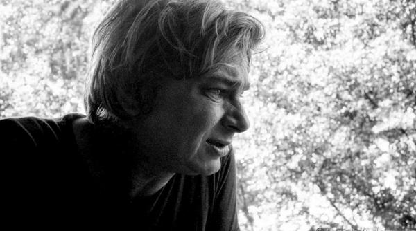 nichita vorbea in versuri la filmarea unui prieten muntenegrean eu zic ca muntenegru e negru din motive de plete si de