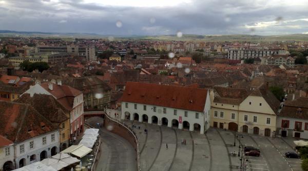 o tanara a fost lovita in cap de o bucata de tencuiala desprinsa de pe o cladire din centrul istoric din sibiu