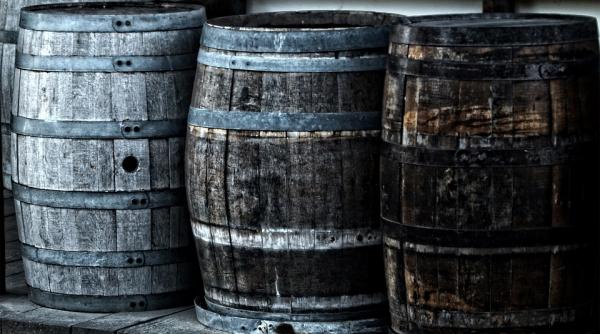 o tona de alcool contrafacut confiscat in urma perchezitiilor linie clandestina de fabricare si imbuteliere descoperita la ilisesti judetul suceava