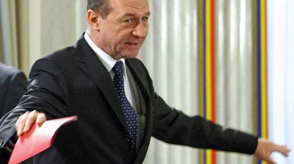 basescu critica reintroducerea pensiilor speciale la parlamentari si spera ca iohannis sa trimita legea la ccr