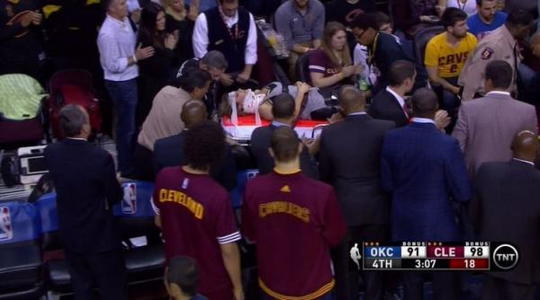 video baschetbalistul lebron james a cazut peste o spectatoare care a necesitat ingrijiri medicale