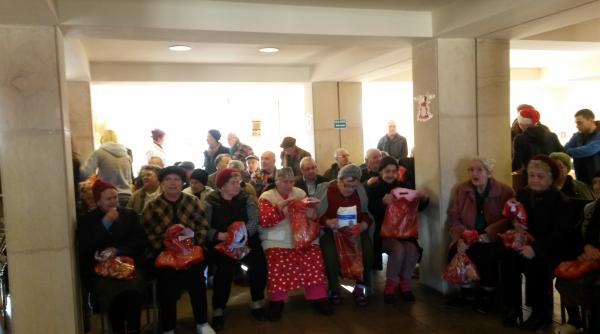 dulciuri fructe colinde o vorba buna si o strangere de mana de la mecatronistii ieseni pentru batranii de la azil