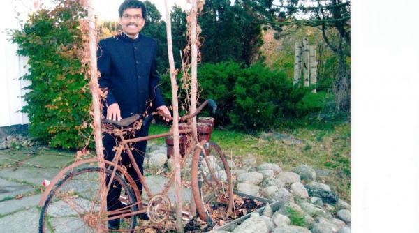 povestea extraordinara a barbatului care a calatorit pe bicicleta din india pana in suedia pentru a si reintalni sotia face inconjurul lumii