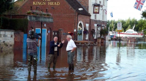 inundatii in marea britanie david cameron promite desfasurarea unor trupe suplimentare