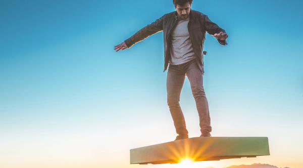 un roman a inventat primul vehicul zburator propulsat electric