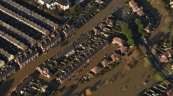 inundatii istorice in marea britanie premierul cameron viziteaza zonele calamitate