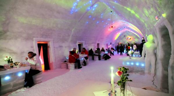 hotelul de gheata din sibiul a devenit atractie turistica pentru turistii din marea britanie si germania