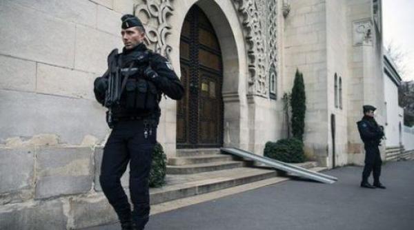 peste 100 000 de politisti si jandarmi mobilizati in franta de anul nou