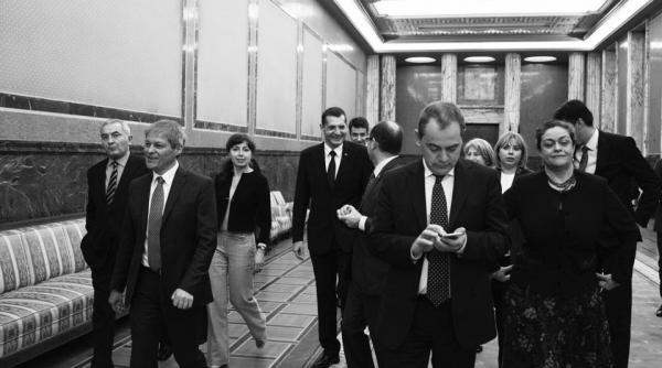 premierul dacian ciolos a transmis pe facebook un 2016 bun si frumos