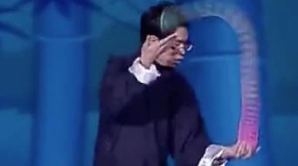 video ce poate sa faca un tanar cu o simpla jucarie este uimitor